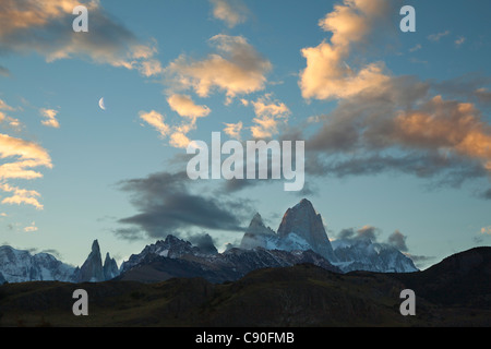 Cerro Torre y Mt. Fitz Roy al atardecer, el Parque Nacional Los Glaciares, cerca de El Chaltén, Patagonia, Argentina