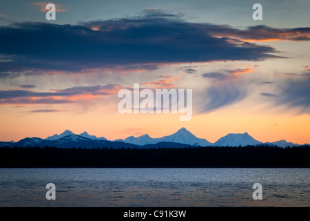 Sunset scenic de Fairweather montañas visto desde Bartlett Cove, Gustavo, el parque nacional de Glacier Bay & preservar, Alaska