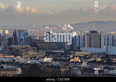 Vista al sur oriente sobre Glasgow hacia el hotel Hilton y el antiguo edificio de Santander como el sol Foto de stock