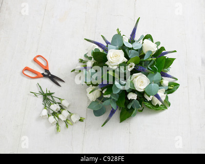 Arreglo floral con rosas y follaje de eucalipto Fotografía de stock - Alamy