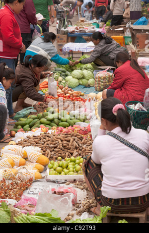 Para la venta de verduras y frutas en el mercado matinal en Luang Prabang, Laos