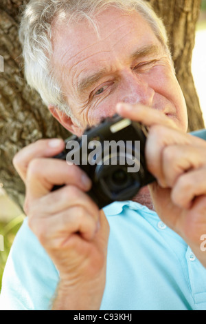 Hombre senior con cámara Foto de stock