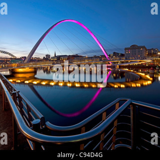 Puente del milenio de Gateshead reflejado en el río Tyne, Newcastle Gateshead, Tyne y desgaste Foto de stock