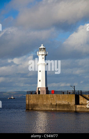 Faro en Newhaven, Puerto de Leith, Edimburgo, Escocia, Reino Unido Europa Foto de stock