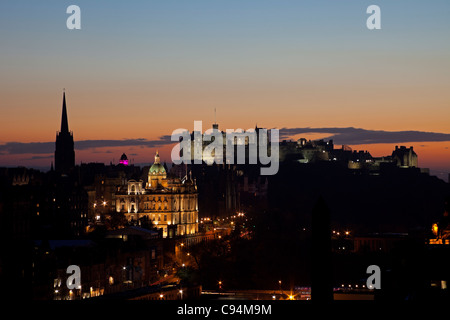 El Edinburgh city skyline al atardecer visto desde Calton Hill, Escocia, Reino Unido, Europa