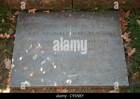 La tumba de la Sra. Reginald Hargreaves, la "Alicia" de Lewis Carroll "Alicia en el país de las Maravillas", en un cementerio con vistas Lyndhurst Foto de stock