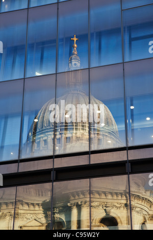 Inglaterra, Londres, la reflexión en el vidrio de St.Paul's Cathedral