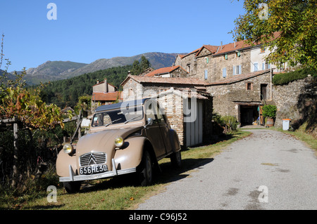 Una restaurada Citroen 2CV en el otoño Sol en Martinenches en el Gard región del sur de Francia. Foto de stock