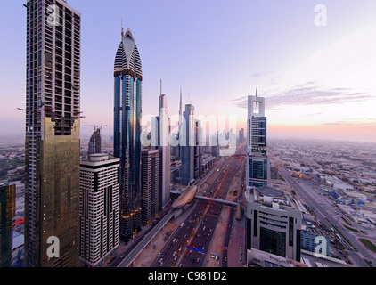 Vista del centro de Dubai, torres, rascacielos, hoteles, arquitectura moderna, Sheikh Zayed Road, el distrito financiero, Dubai
