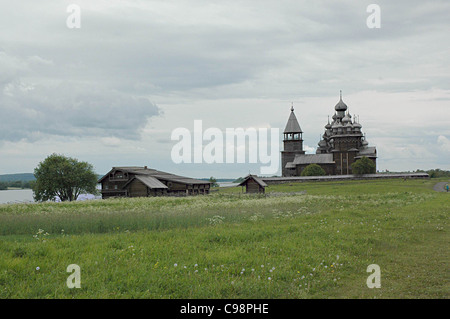 Kiji iglesias de madera y el lago Onega, toda la isla formar un museo