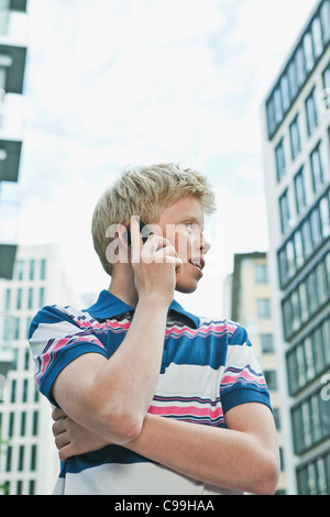 Alemania, Berlín, adolescente con teléfono celular en la ciudad