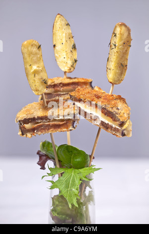 Brochetas con berenjena Cordon Bleu y tomillo patatas Foto de stock