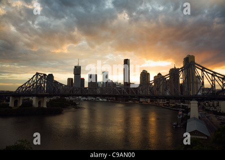 El sol se pone detrás de Brisbane's Story Bridge y del horizonte de la ciudad. Brisbane, Queensland, Australia Foto de stock