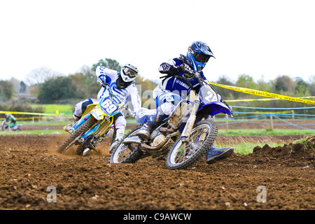 Riders de motocross en un ciclo motor Amateur Association (AMCA), evento Grittenham UK Foto de stock