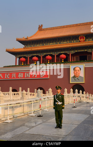 Los pueblos de la guardia policial armada con retrato de Mao Zedong en Tiananmen puerta de la paz celestial Beijing, República Popular de China Foto de stock
