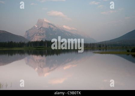Montaña reflejada en la tranquilas aguas de un lago. Foto de stock