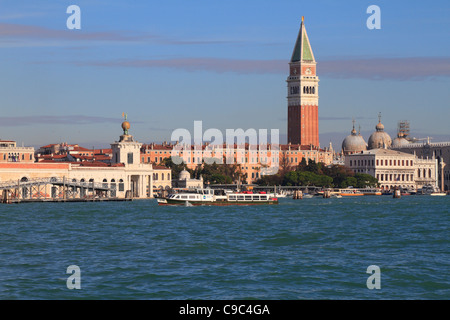 La Dogana di Mare, mar Casa de Aduanas, la Piazzetta y Campanile de Giudecca, Venecia, Italia, Europa. Foto de stock