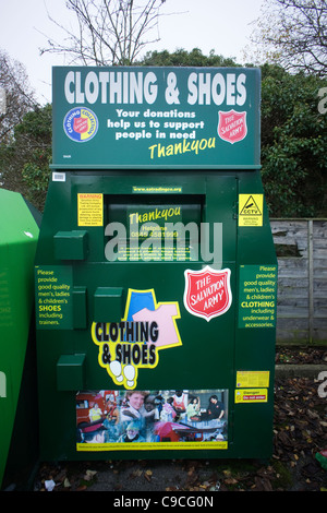Verde ropa y zapatos donación de reciclaje bin Foto de stock