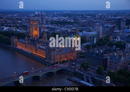 Vista aérea de las Casas del Parlamento, el Big Ben y el Río Támesis, desde el Ojo de Londres al anochecer, Londres, Inglaterra, Reino Unido, Estados