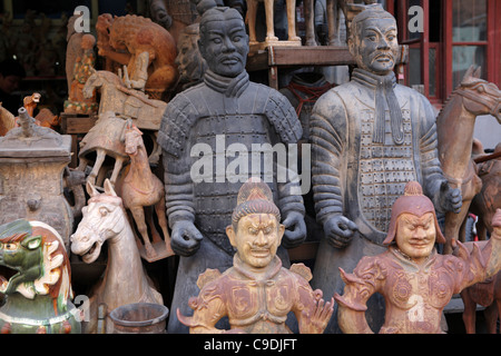 Antigüedades falsas para la venta en el mercado callejero en Shanghai, China, Asia Foto de stock