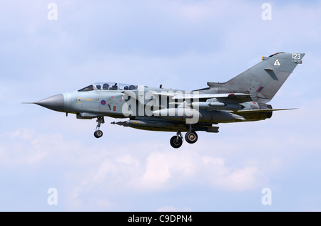 Tornado GR4 operados por la RAF en la aproximación para el aterrizaje en Fairford, REINO UNIDO Foto de stock