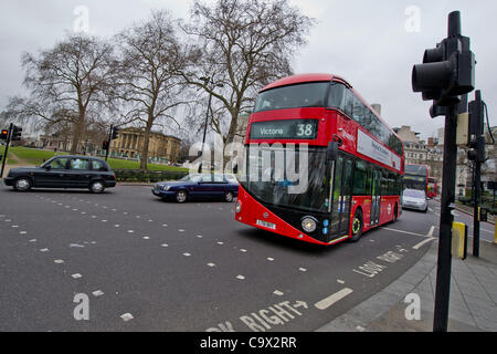 El nuevo híbrido de autobuses Routemaster finalmente se une a la flota de autobuses de Londres, sobre la ruta 38 está precedido por uno de la flota existente de híbrido de dos pisos. El Wellington memorial en la esquina de Hyde Park, Londres, Reino Unido - 27 de febrero de 2012. Foto de stock