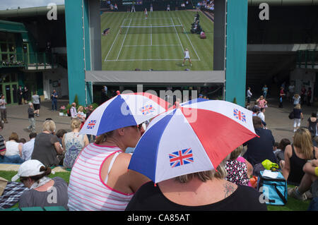 El 25 de junio de 2012. Los espectadores en la primera jornada de los campeonatos de tenis en el All England Lawn Tennis y Croquet Club, el Torneo de Tenis de Wimbledon. Foto de stock