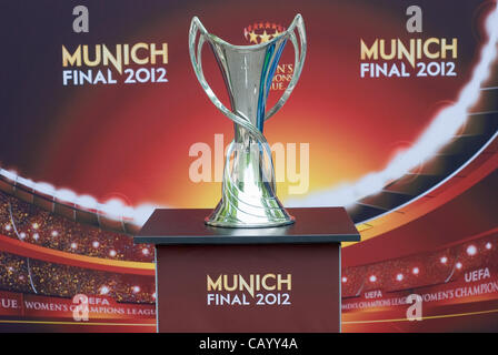 Munich, Alemania - 11 de mayo : Mujer de la UEFA Champions League en la pantalla para la final de la Liga de Campeones 17 de mayo 11 de mayo de 2012 en Munich.