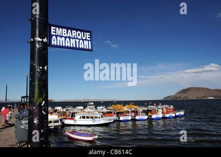 El puerto de Puno, en Perú, con barcos para la Isla de Amantani Foto de stock