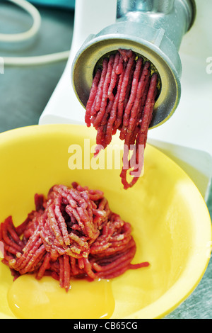 Máquina Para Picar Carne En La Cocina Moderna. Verduras En El Fondo Fotos,  retratos, imágenes y fotografía de archivo libres de derecho. Image 35621683