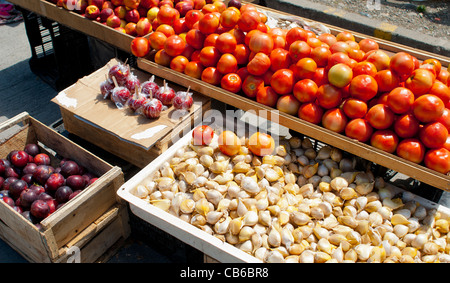Frutas y verduras para la venta en la feria al aire libre
