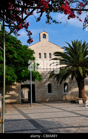 Exterior de la Iglesia de los panes y los peces y el complejo monástico benedictino,Tabgha, en Galilea, Israel Foto de stock