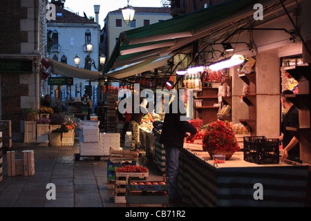 Temprano en la mañana - mercado de fruta y pescado de Rialto en Venecia, Italia