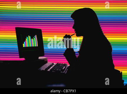 Mujer con ordenador de oficina, ilustración. Foto de stock