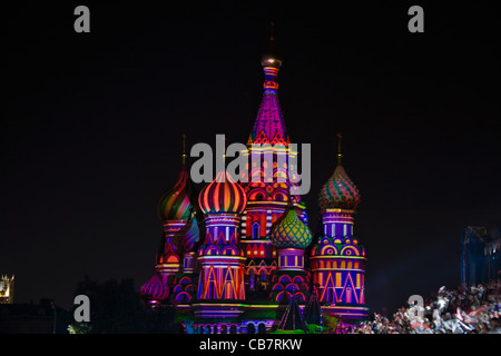 Vista nocturna de la Catedral de San Basilio en la Plaza Roja, Moscú, Rusia Foto de stock