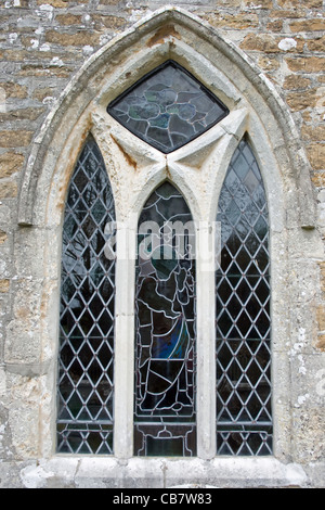 Muy viejo y desapareció vitral en St Ann's church, Weymouth, Dorset. Foto de stock