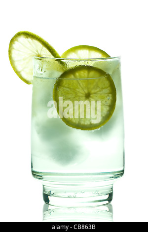 Vaso de gin tonic con cubos de hielo y rodajas de limón. aislado en blanco