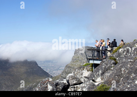 Ciudad del Cabo: Table Mountain - miradores nr teleférico de la estación con el centro de Cape Town & Table Bay debajo Foto de stock