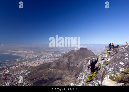 Ciudad del Cabo: Table Mountain - miradores nr teleférico de la estación con el centro de Cape Town & Table Bay debajo Foto de stock