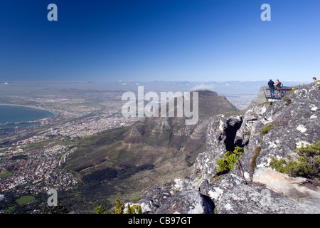 Ciudad del Cabo: Table Mountain Table - miradores nr teleférico de la estación con el centro de Cape Town & Table Bay debajo Foto de stock