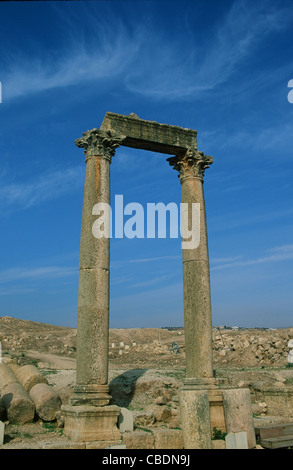 Columna con capitel corintio en las ruinas romanas de Jerash en Jordania Foto de stock