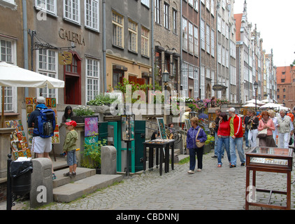 Calle comercial Ulica Mariacka en el casco antiguo de Gdansk (Danzig con vendedores que venden artesanías y ámbar Foto de stock