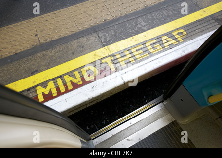 Cuenta la brecha entre la plataforma y el aviso de tren suburbano de Londres Inglaterra Reino Unido Foto de stock