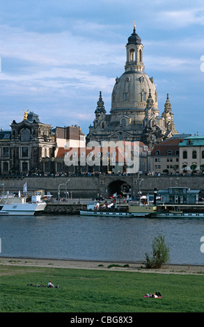 Vistas al río Elba de la Frauenkirche, Dresden, Alemania Foto de stock