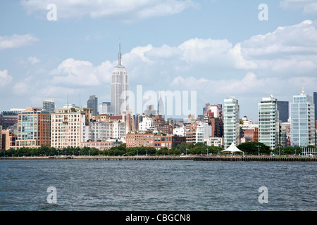 Perfil de Manhattan visto desde el otro lado del East River Foto de stock