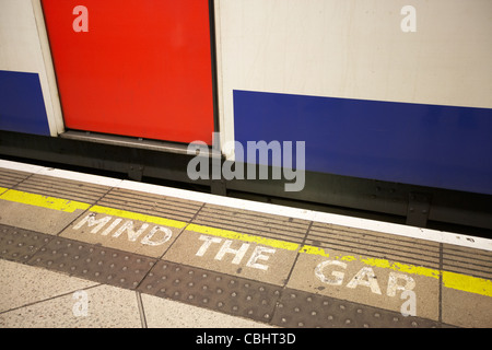 Cuenta la brecha entre la plataforma y el tren en la estación de metro de Londres, Inglaterra, reino unido Foto de stock