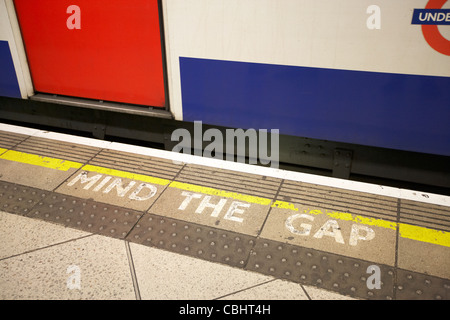 Cuenta la brecha entre la plataforma y el tren en la estación de metro de Londres, Inglaterra, reino unido Foto de stock