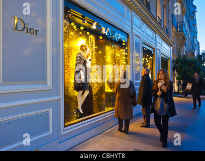 París, Francia, gente Luces de Navidad de lujo, compras, tienda de Christian Dior, frentes de la tienda Ventanas en la noche, afuera, etiquetas del modo del anochecer, tienda de ropa mujeres adineradas, tiendas transitadas de París de la calle, escaparate, dior 30 avenue montaigne Foto de stock