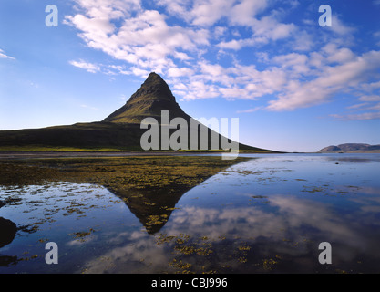 Mt. Kirkjufell reflejado en Grundarfjordur en Islandia