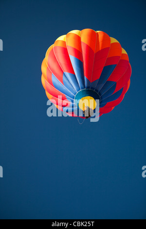 Vuelo en globo de aire caliente, el azul claro del cielo Foto de stock